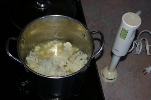 Caulifloer into the broth